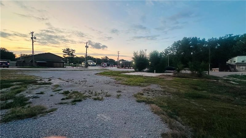 10901 E Truman Rd, Independence, MO 64052