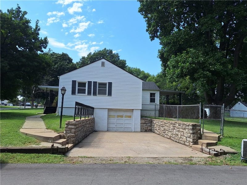 10214 E Sheley Rd, Independence, MO 64052