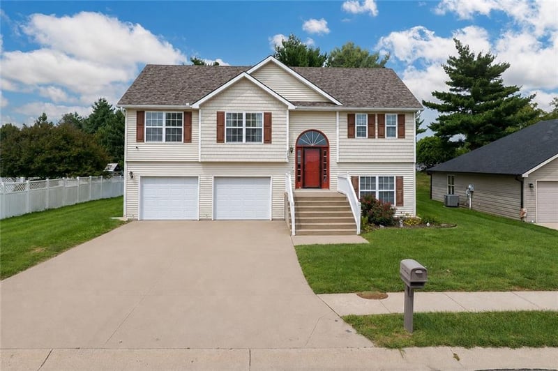 2603 Meadow Ridge Dr, St Joseph, MO 64504