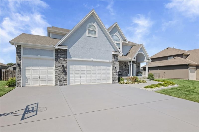 2818 NE Wood Creek Ln, Lee's Summit, MO 64086