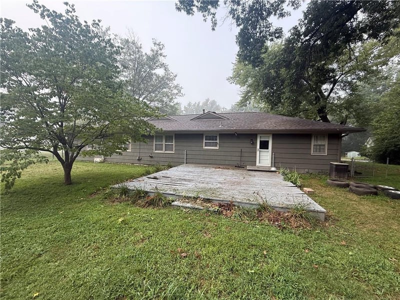 7020 Verde Dr, Kansas City, KS 66109
