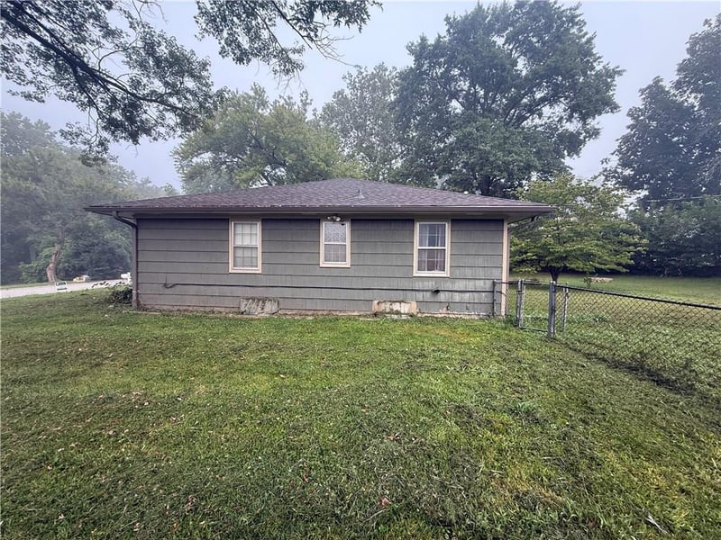7020 Verde Dr, Kansas City, KS 66109