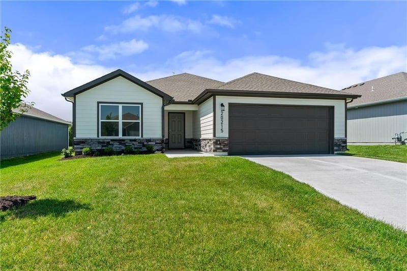 20215 W 195th St, Spring Hill, KS 66083