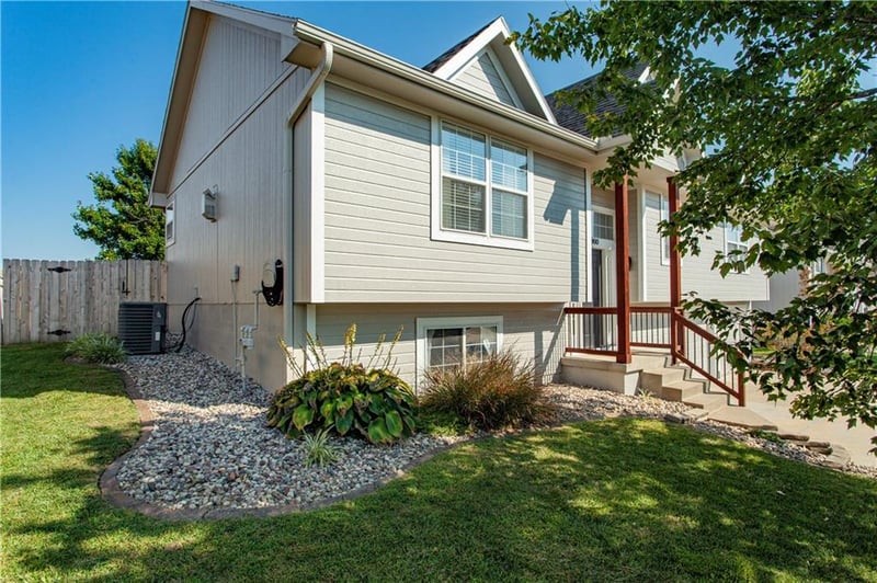 900 NW Poplar Ct, Grain Valley, MO 64029