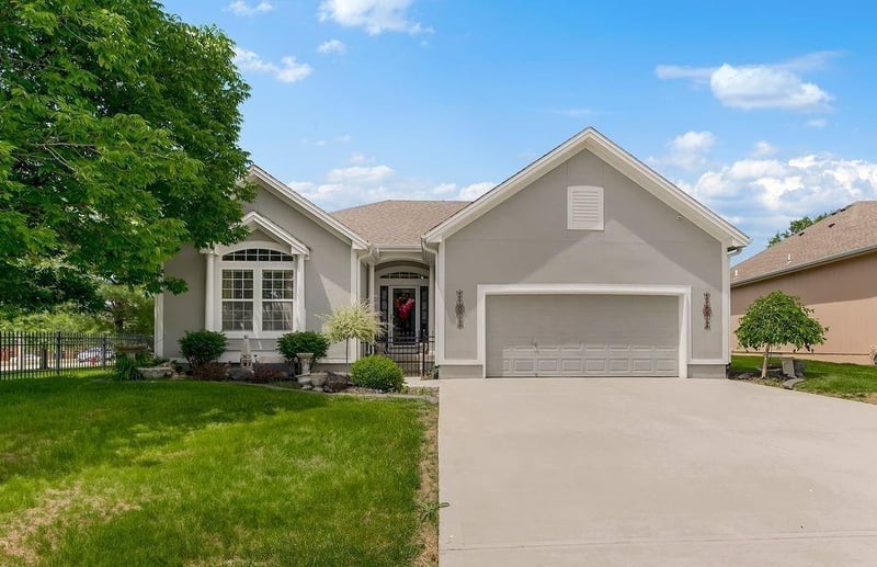 4025 NW Chapman Dr, Blue Springs, MO 64015