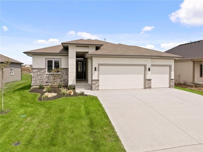 4327 Tee Box Dr, Basehor, KS 66007