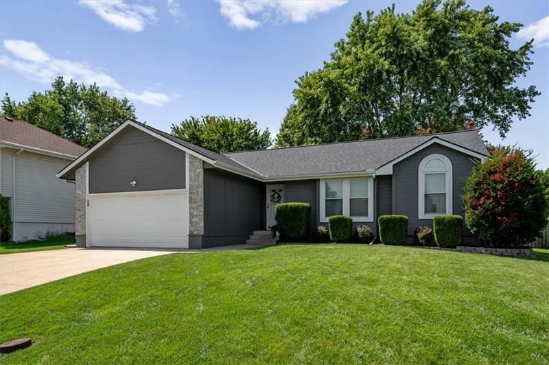 654 SE Canterbury Ln, Lee's Summit, MO 64063