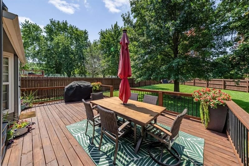 654 SE Canterbury Ln, Lee's Summit, MO 64063