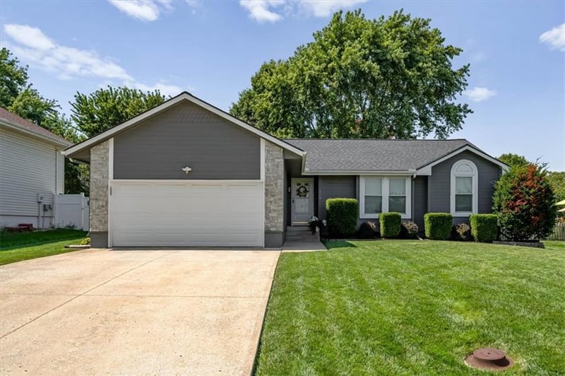 654 SE Canterbury Ln, Lee's Summit, MO 64063