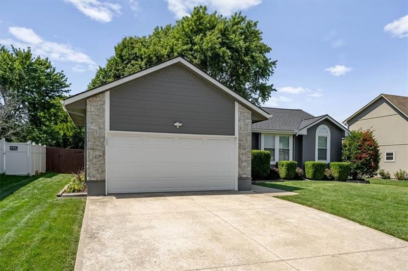 654 SE Canterbury Ln, Lee's Summit, MO 64063