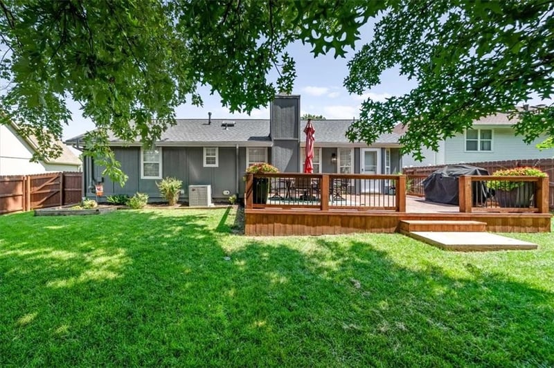 654 SE Canterbury Ln, Lee's Summit, MO 64063
