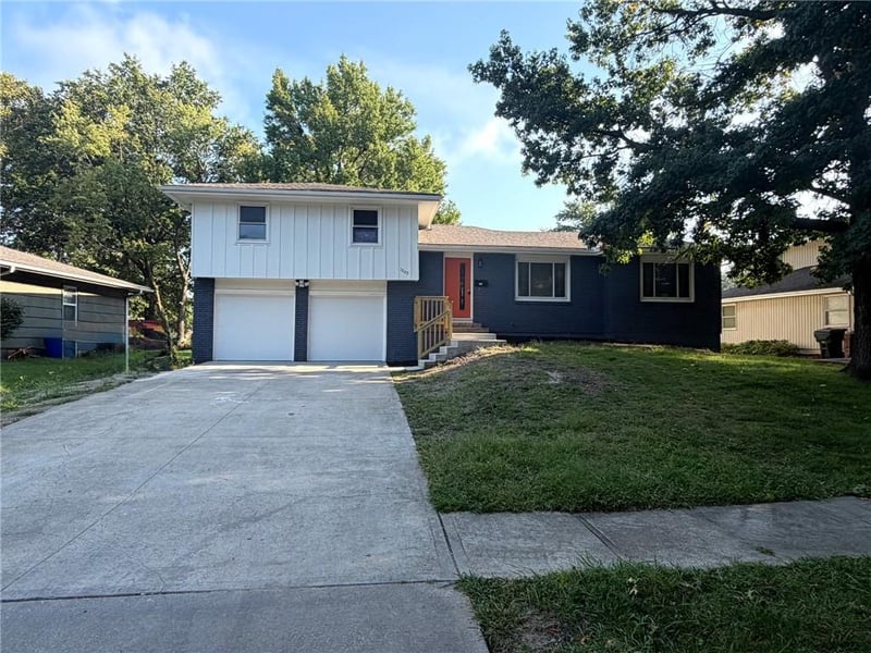 1202 E Ridgeway Dr, Olathe, KS 66106