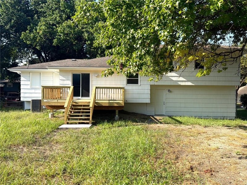 1202 E Ridgeway Dr, Olathe, KS 66106