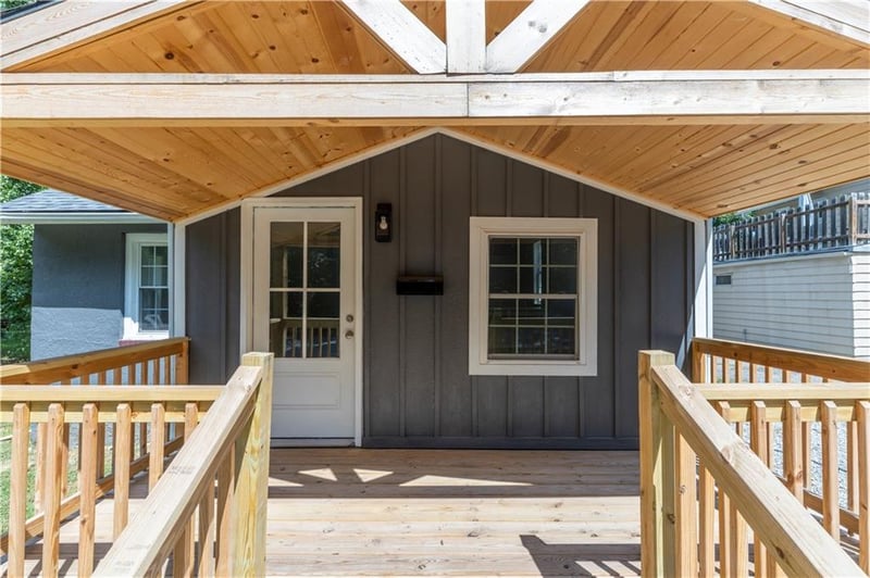 2701 Karnes Rd, St Joseph, MO 64505