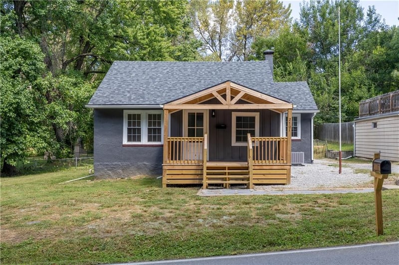 2701 Karnes Rd, St Joseph, MO 64505