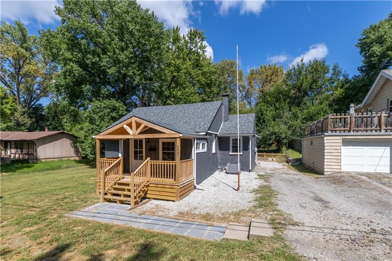 2701 Karnes Rd, St Joseph, MO 64505
