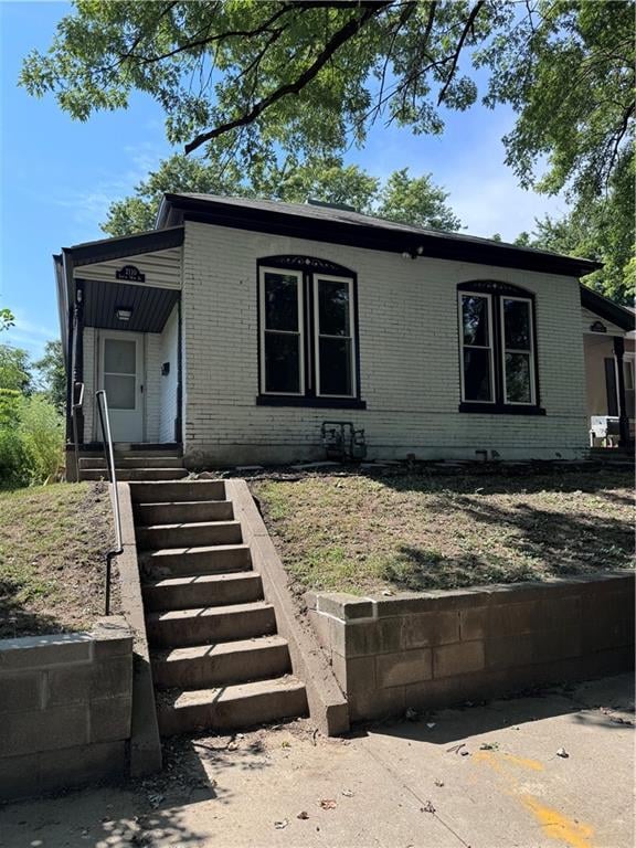 2108 S 14th St, St Joseph, MO 64503