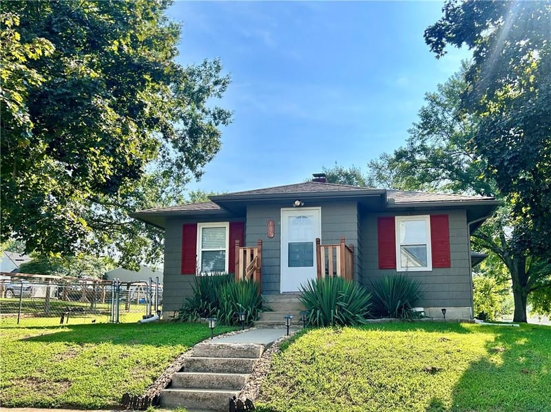 105 S July St W, Dearborn, MO 64439