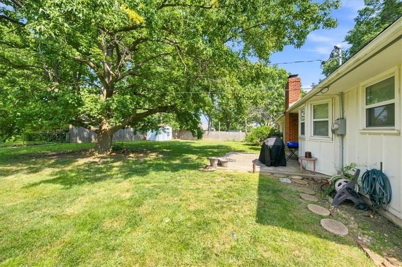 1009 SW Sunrise Dr, Blue Springs, MO 64015