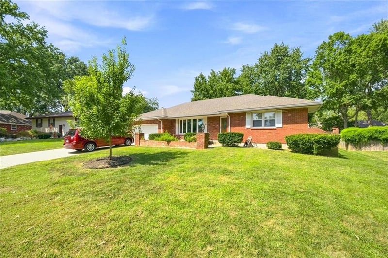 1009 SW Sunrise Dr, Blue Springs, MO 64015