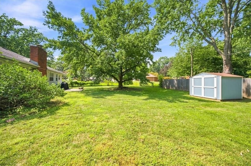 1009 SW Sunrise Dr, Blue Springs, MO 64015