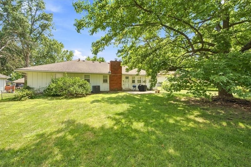 1009 SW Sunrise Dr, Blue Springs, MO 64015