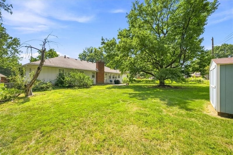 1009 SW Sunrise Dr, Blue Springs, MO 64015