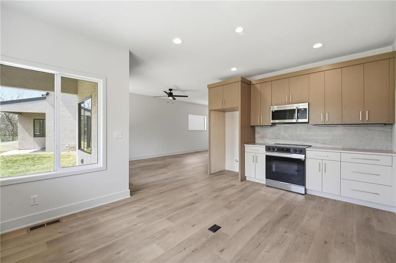 204 NW Orchard Ct, Lee's Summit, MO 64063