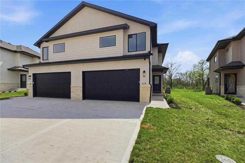 204 NW Orchard Ct, Lee's Summit, MO 64063