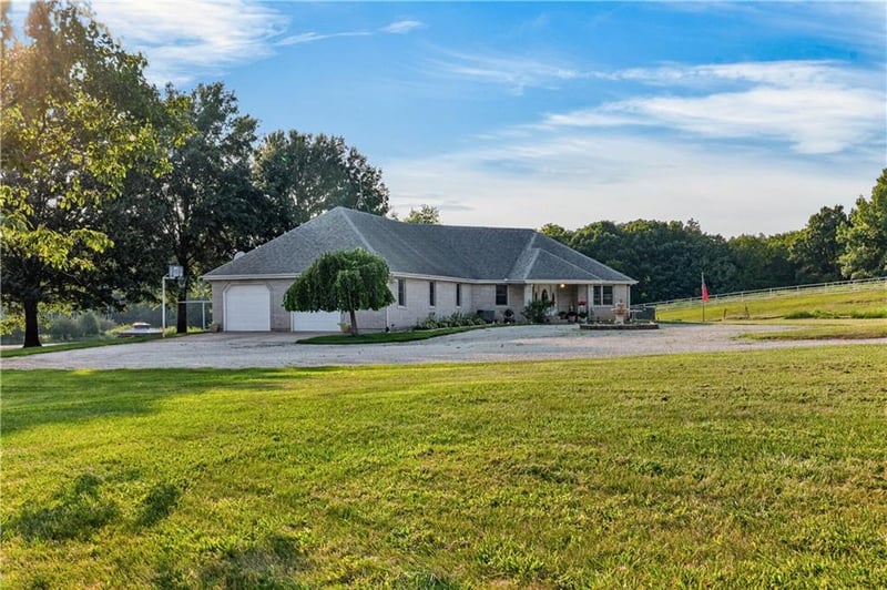 21185 R Rd, Holton, KS 66436