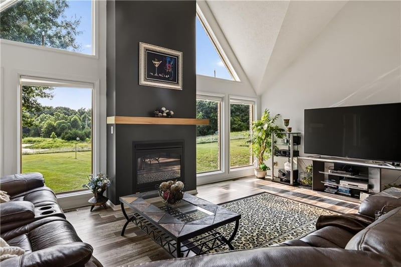 21185 R Rd, Holton, KS 66436