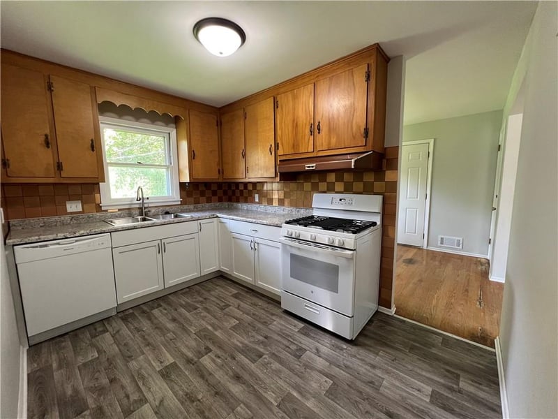 1204 E 81st St, Kansas City, MO 64131