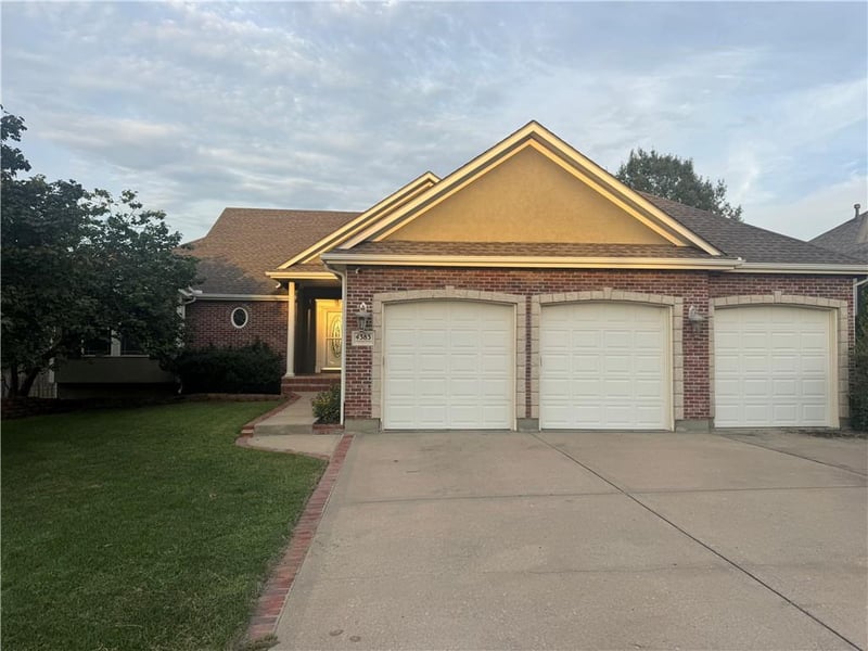 4383 SW Creekview Dr, Lee's Summit, MO 64082