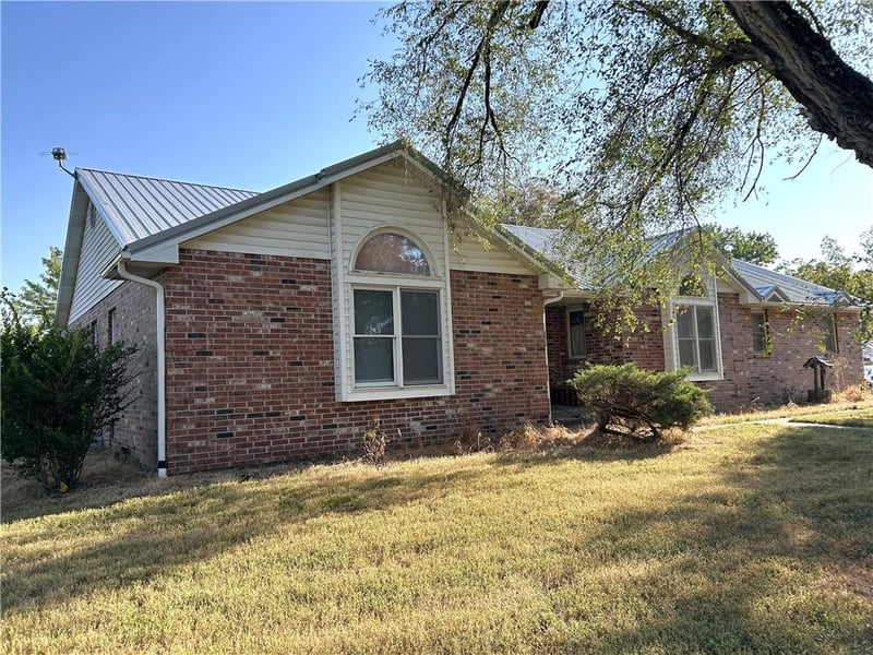 905 W Main St, Sheldon, MO 64784