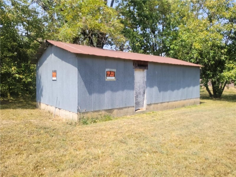 712 E Walnut St, Girard, KS 66743