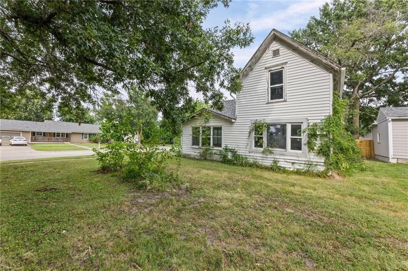935 N Sycamore St, Ottawa, KS 66067