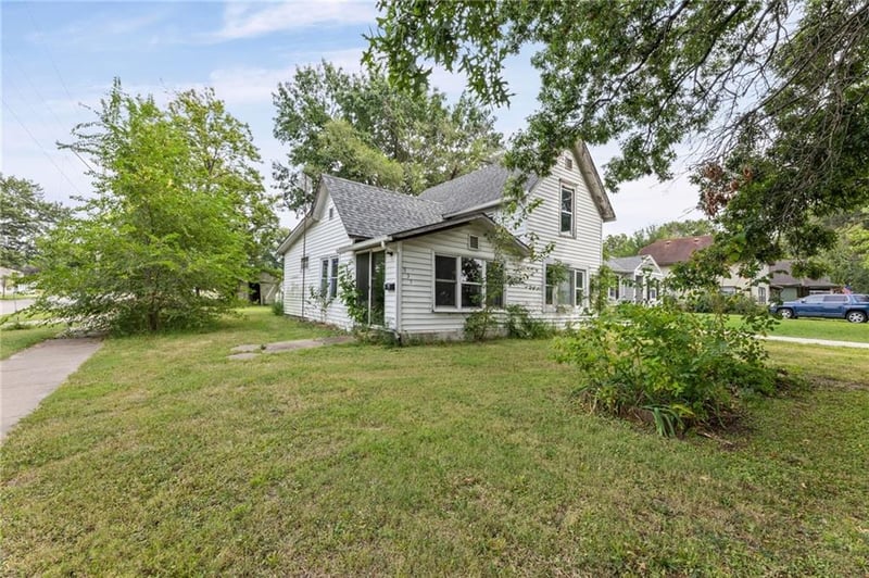 935 N Sycamore St, Ottawa, KS 66067