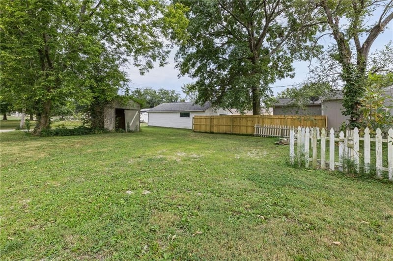 935 N Sycamore St, Ottawa, KS 66067