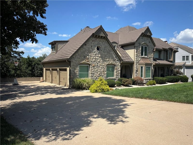 12520 Sherwood St, Leawood, KS 66209