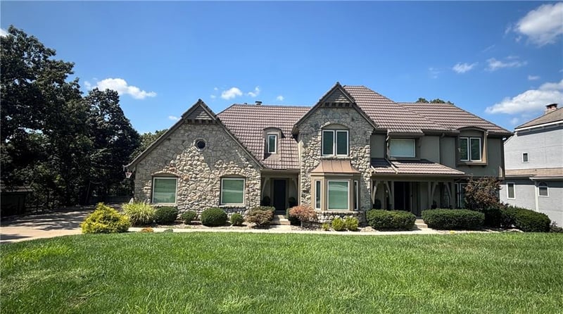 12520 Sherwood St, Leawood, KS 66209