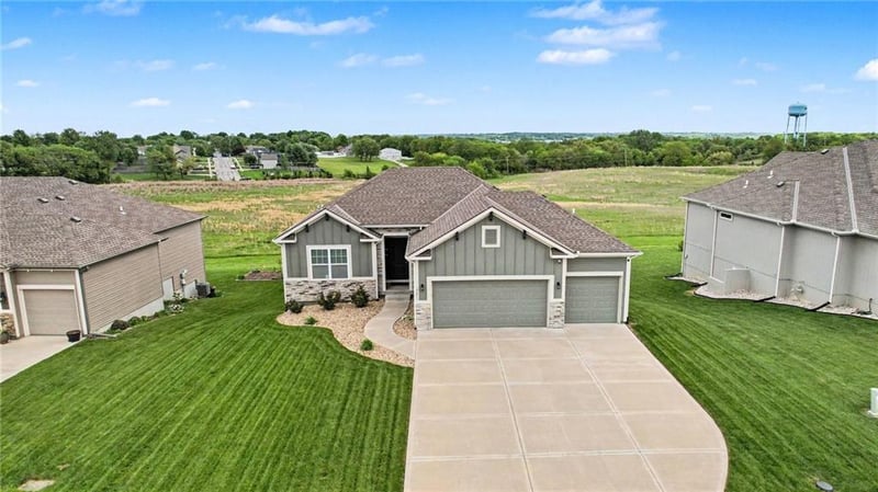 17605 Grey Hawke Rg, Smithville, MO 64089