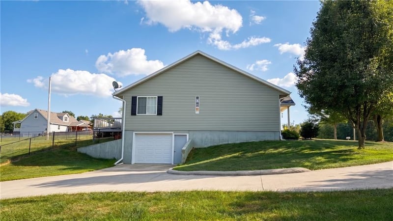 2306 Fisherman Rd, Trenton, MO 64683