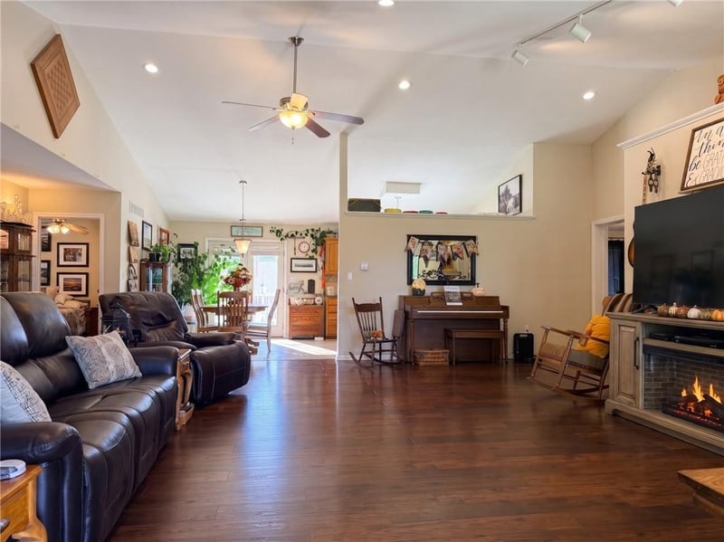 2306 Fisherman Rd, Trenton, MO 64683