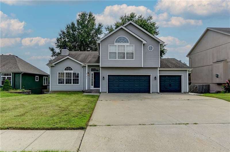 411 Shannon Ave, Smithville, MO 64089
