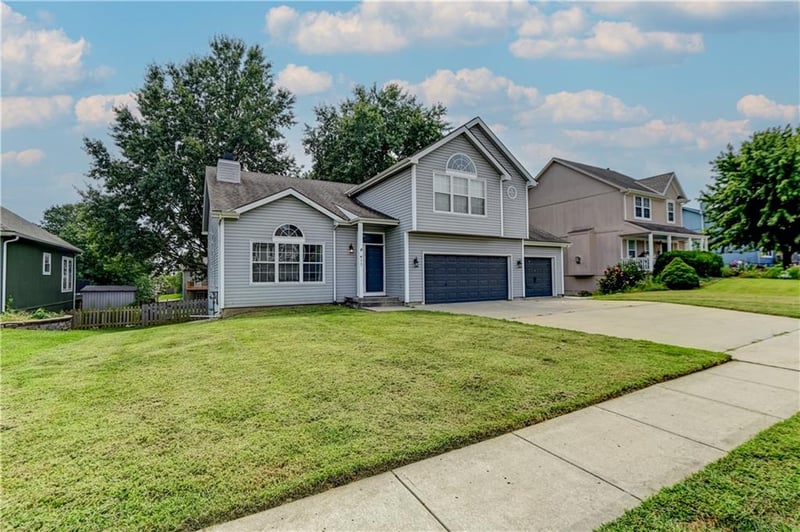 411 Shannon Ave, Smithville, MO 64089