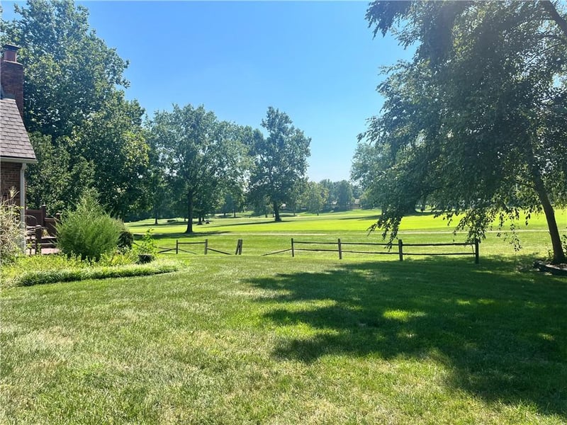 508 NW Golfview Dr, Blue Springs, MO 64014