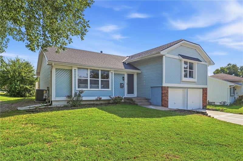 6100 E 140th Pl, Grandview, MO 64030