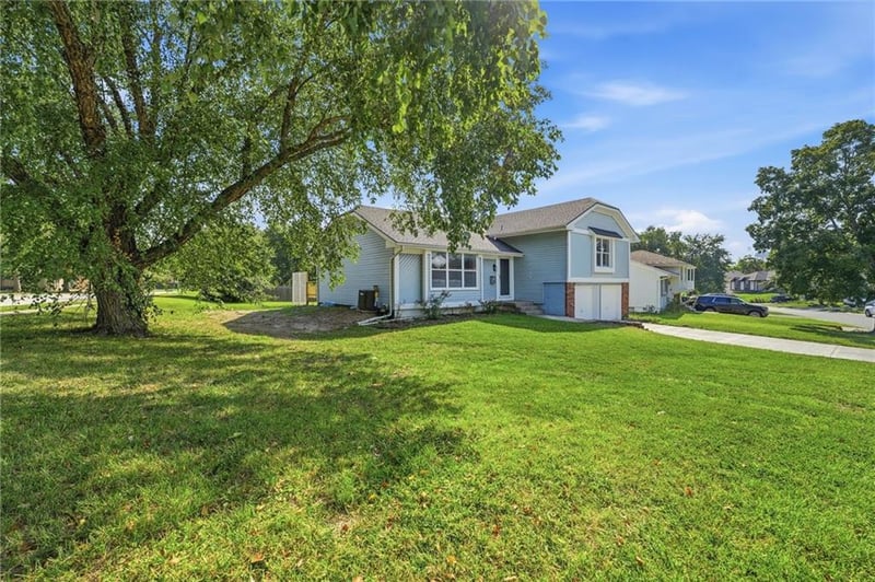 6100 E 140th Pl, Grandview, MO 64030