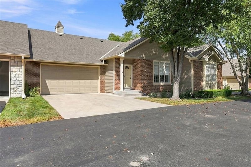 18665 W 158th Ter #400, Olathe, KS 66062