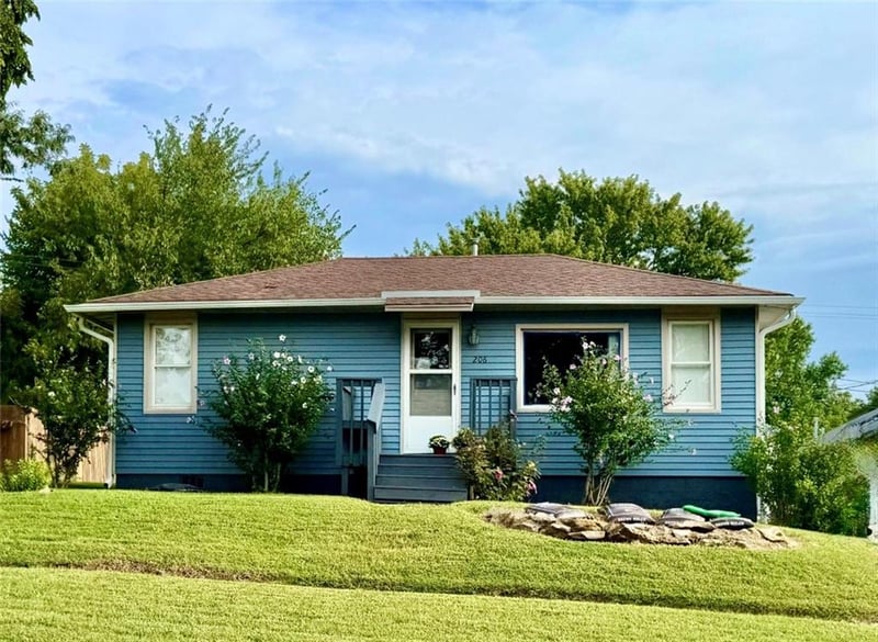 206 E Lake St, Mclouth, KS 66054